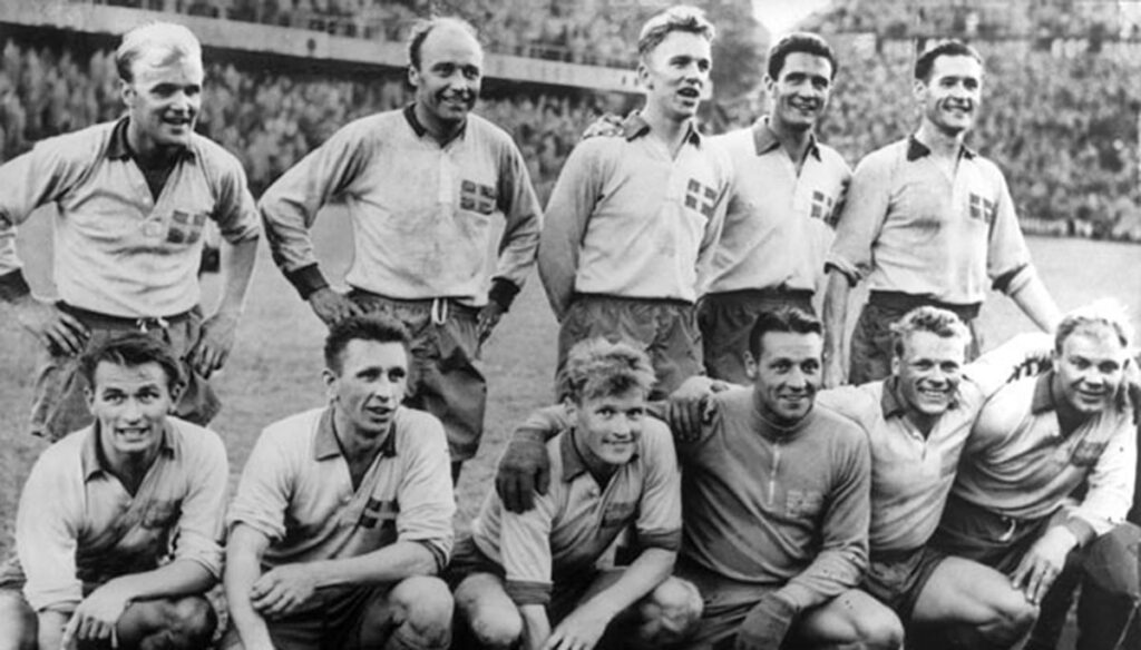Den svenska trupp som vann silver vid VM i fotboll 1958: främre raden från vänster – Kurt Hamrin, Reino Börjesson, Orvar Bergmark, Kalle Svensson, Sven Axbom och Sigge Parling. Stående från vänster – Lennart "Nacka" Skoglund, Gunnar Gren, Agne Simonsson, Bengt "Julle" Gustavsson och Nils "Il Barone" Liedholm.
