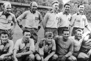 Den svenska trupp som vann silver vid VM i fotboll 1958: främre raden från vänster – Kurt Hamrin, Reino Börjesson, Orvar Bergmark, Kalle Svensson, Sven Axbom och Sigge Parling. Stående från vänster – Lennart "Nacka" Skoglund, Gunnar Gren, Agne Simonsson, Bengt "Julle" Gustavsson och Nils "Il Barone" Liedholm.