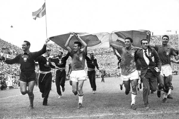 Brasilianska fotbollsspelare gör ett ärevarv efter segern i VM-finalen 1958 (till vänster Gilmar, därefter Zagallo och Garrincha).